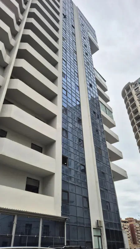 Satılır 4 otaqlı mənzil 210 m²