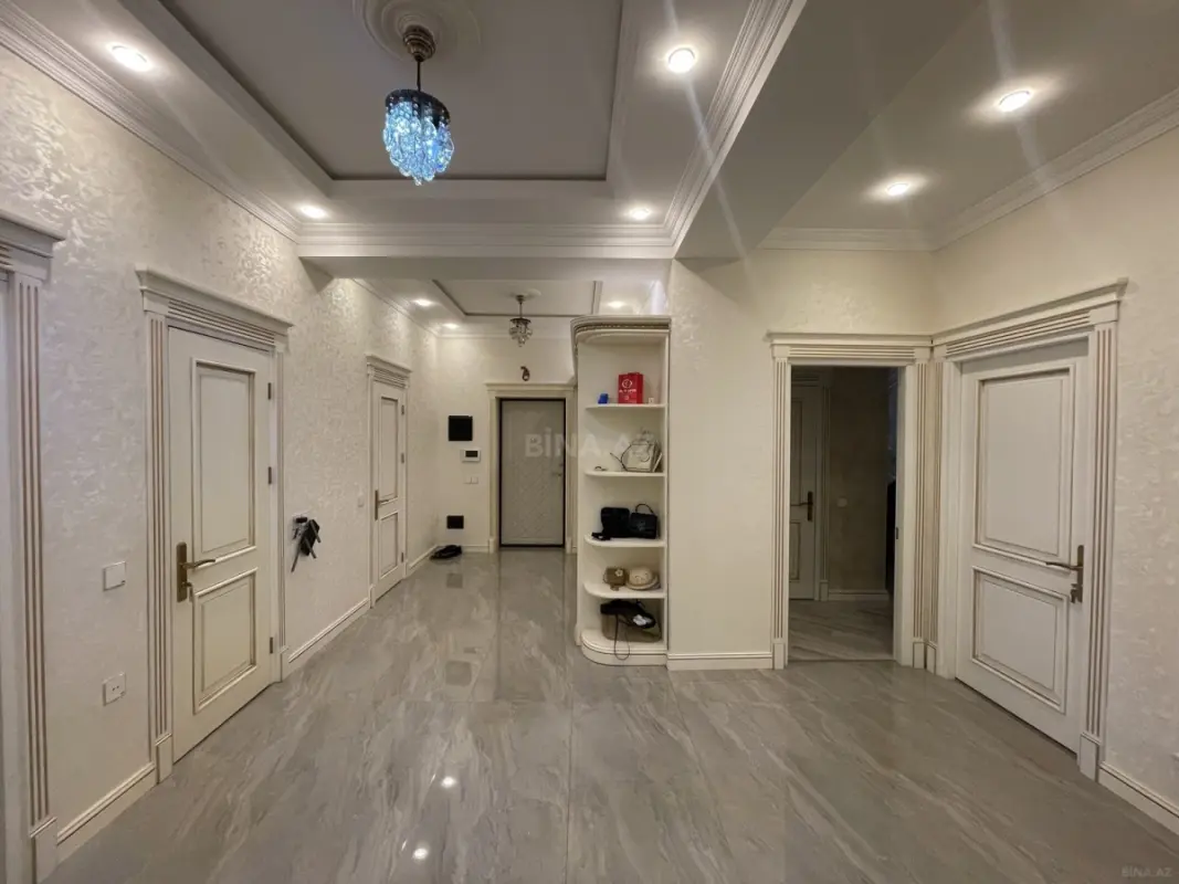 Kirayə verilir 4 otaqlı mənzil 141 m²