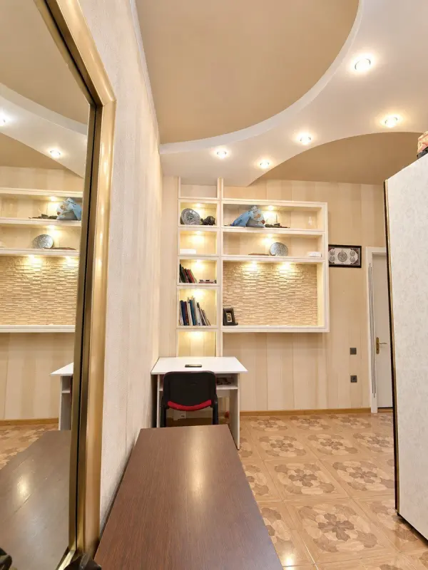 Satılır 2 otaqlı mənzil 102 m²