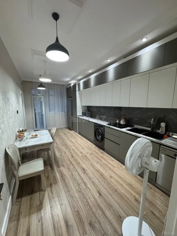 Satılır 4 otaqlı mənzil 130 m²