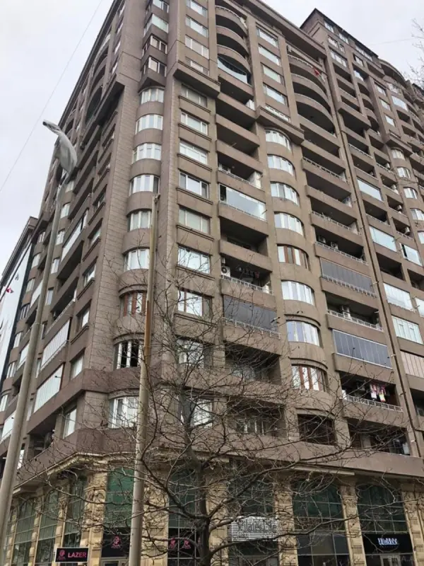 Satılır 4 otaqlı mənzil 302 m²