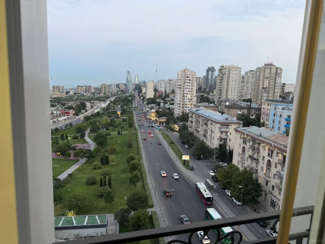 Satılır 5 otaqlı mənzil 180 m²