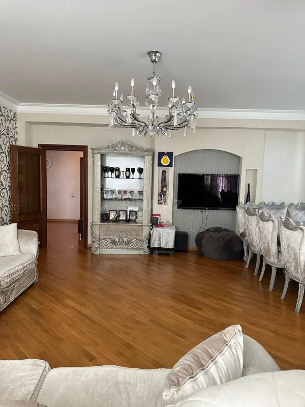 Satılır 4 otaqlı mənzil 212 m²