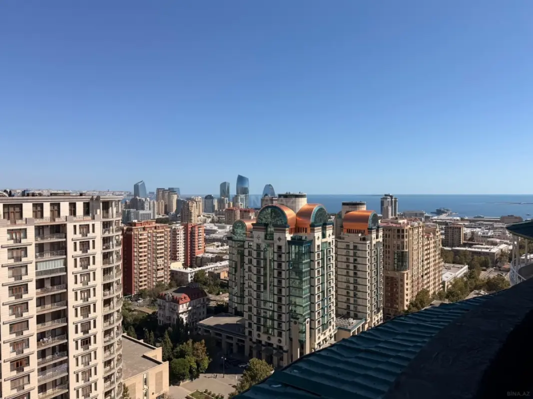 Satılır 5 otaqlı mənzil 342 m²