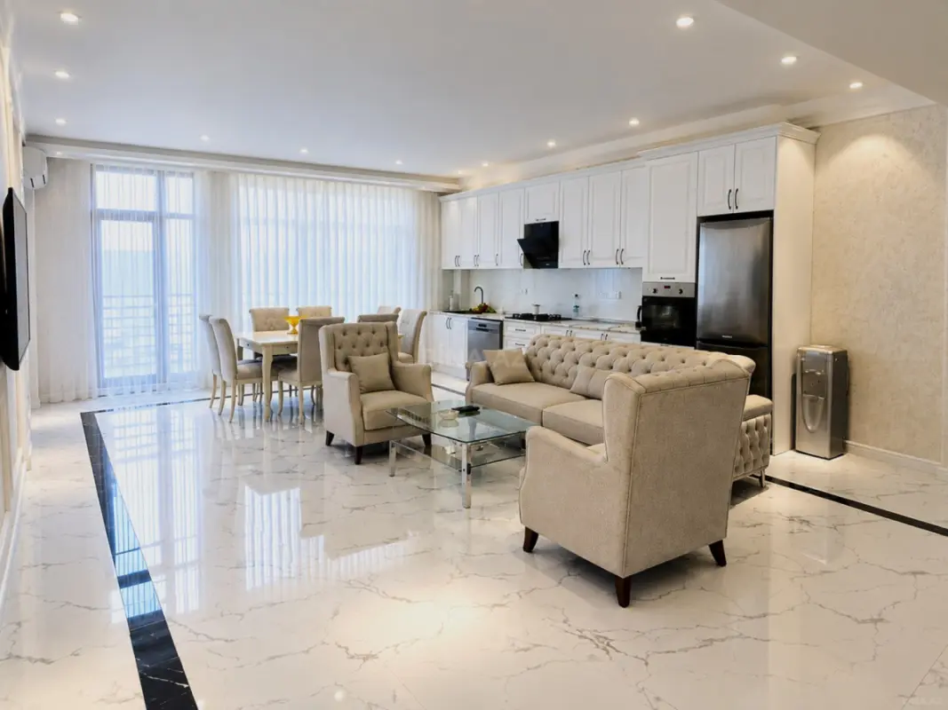 Kirayə verilir 5 otaqlı mənzil 250 m²