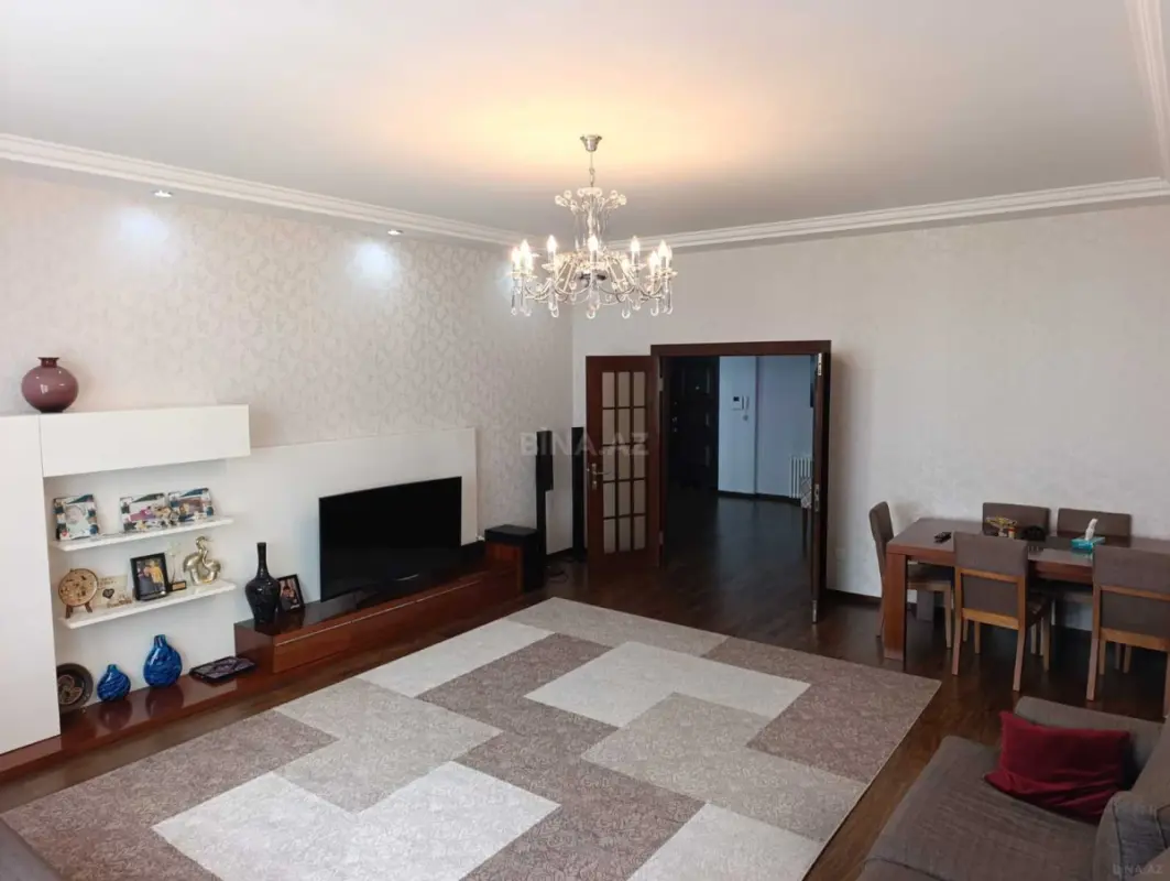 Satılır 4 otaqlı mənzil 136 m²