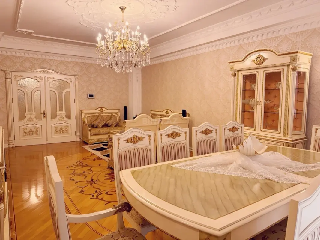 Satılır 4 otaqlı mənzil 199 m²