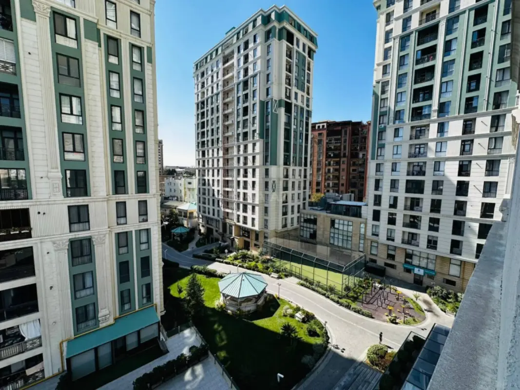Satılır 4 otaqlı mənzil 183 m²