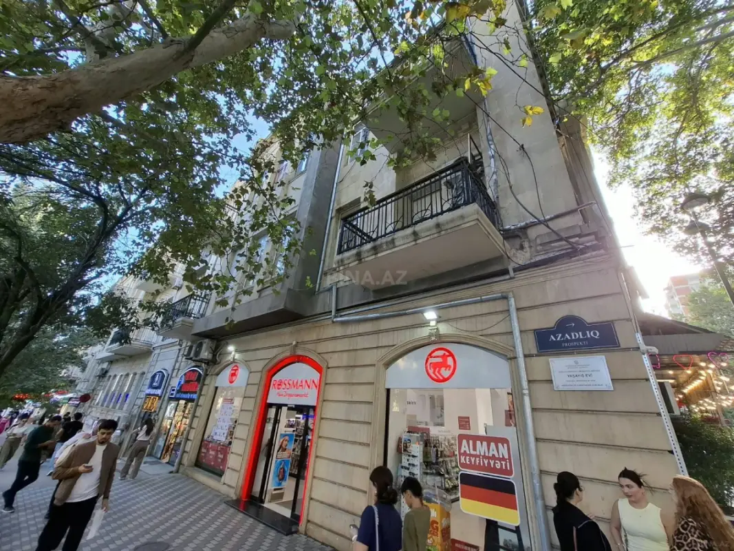 Satılır 5 otaqlı mənzil 190 m²