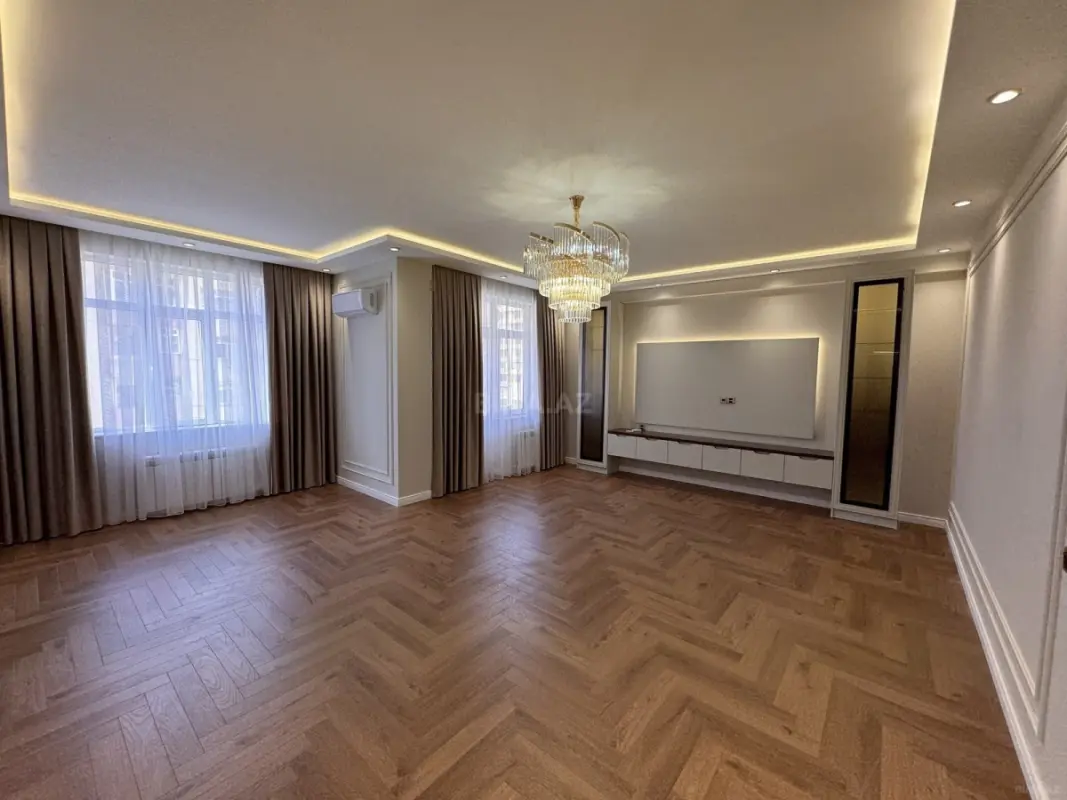 Satılır 4 otaqlı mənzil 135 m²