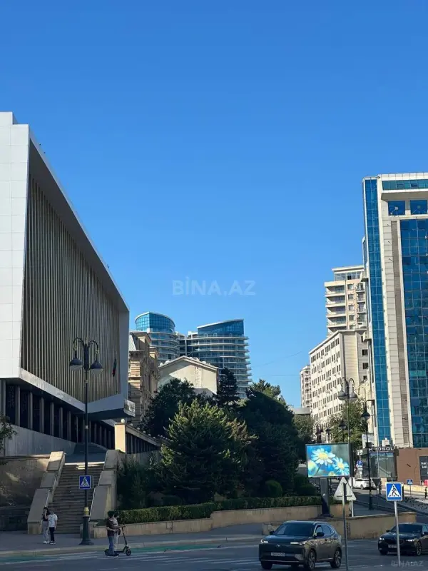 Satılır 4 otaqlı mənzil 240 m²