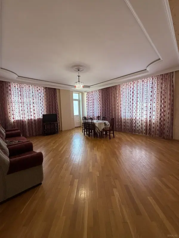 Satılır 3 otaqlı mənzil 135 m²