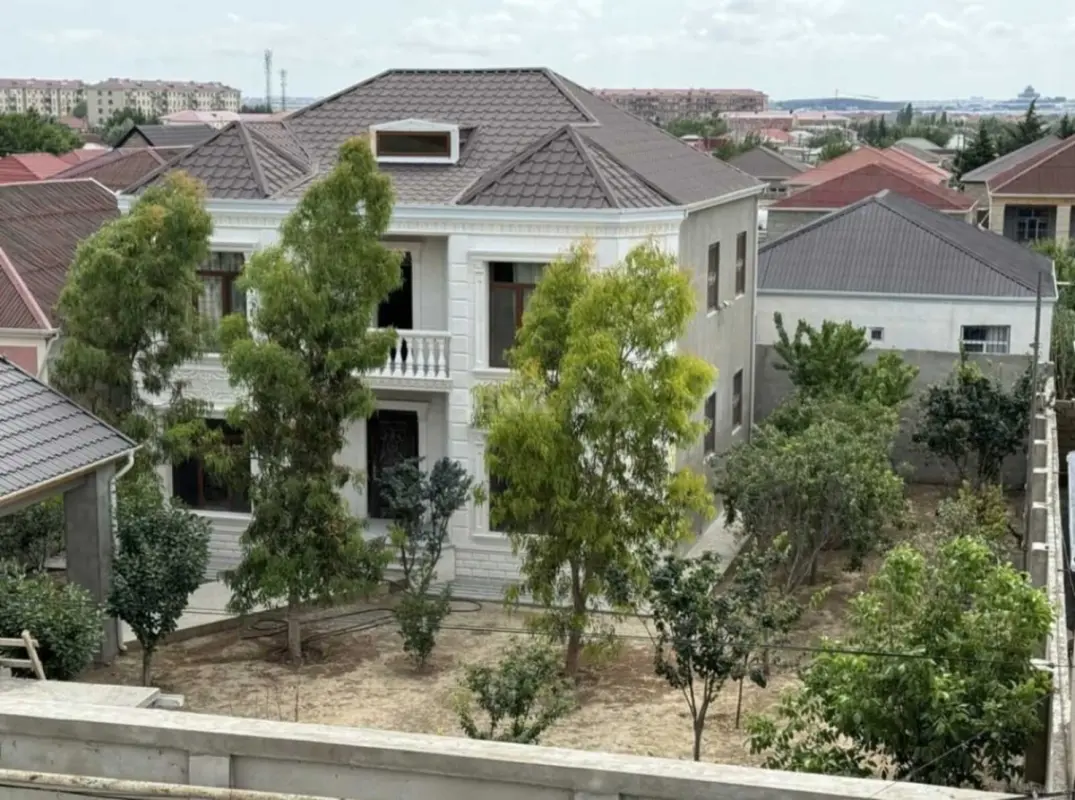 Satılır 6 otaqlı həyət evi 240 m²