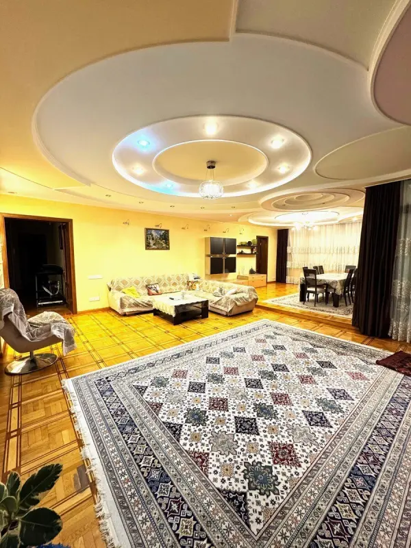 Satılır 5 otaqlı mənzil 245 m²