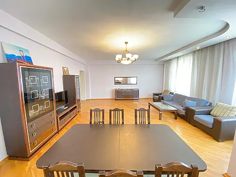 Satılır 4 otaqlı mənzil 190 m² — Bakı 4 otaq 190.00 m²