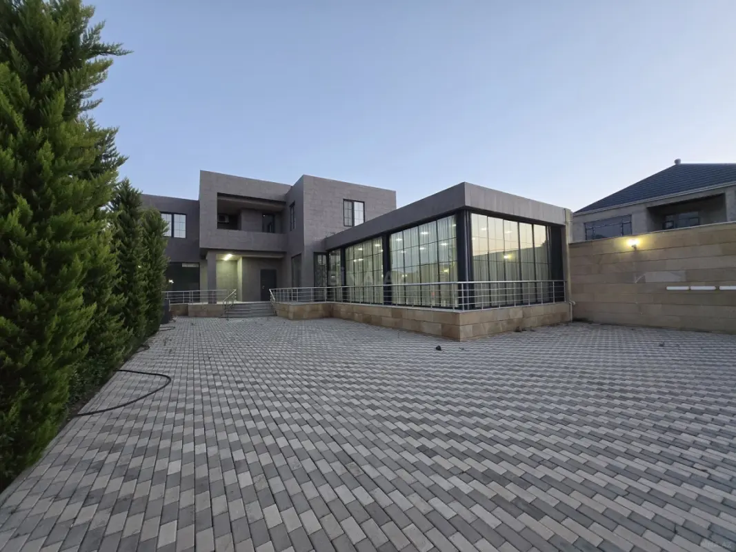 Satılır 5 otaqlı həyət evi 380 m²
