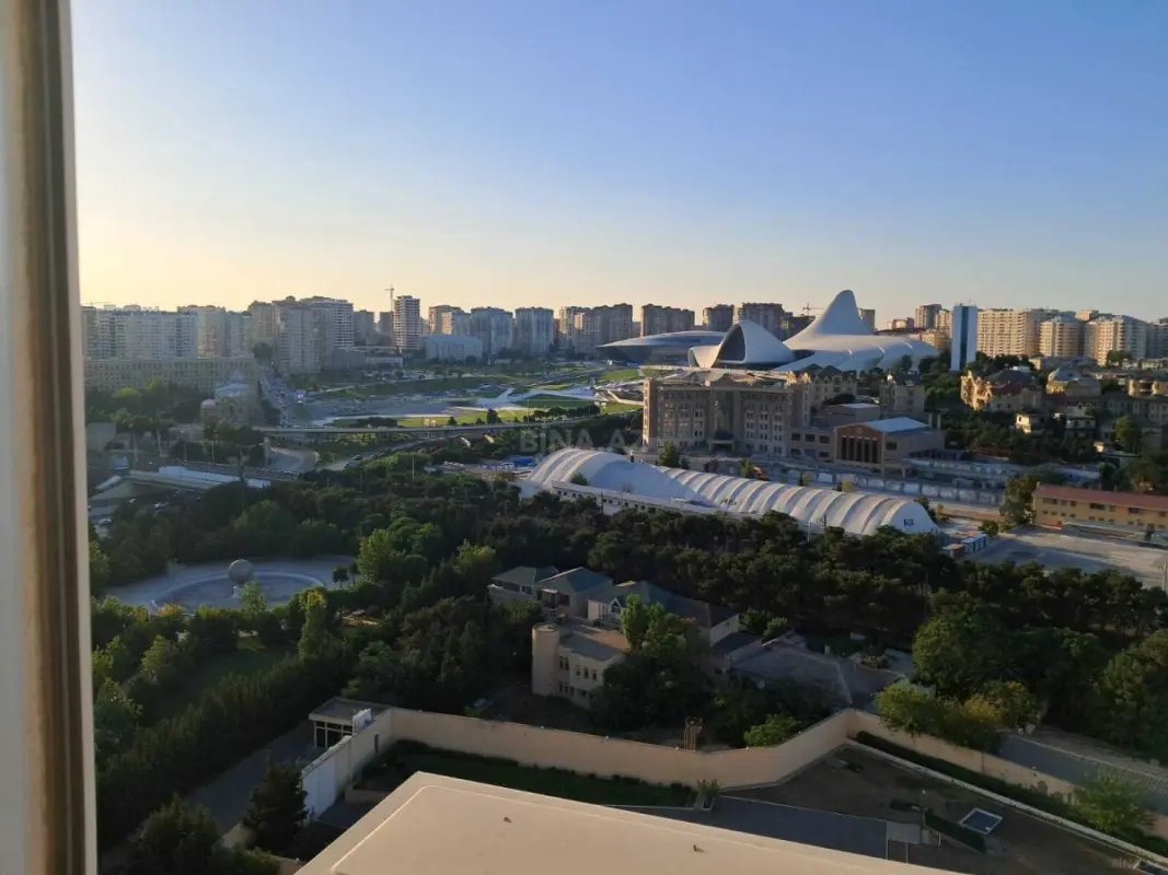 Satılır 3 otaqlı mənzil 175 m²