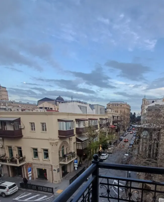 Kirayə verilir 2 otaqlı mənzil 85 m²