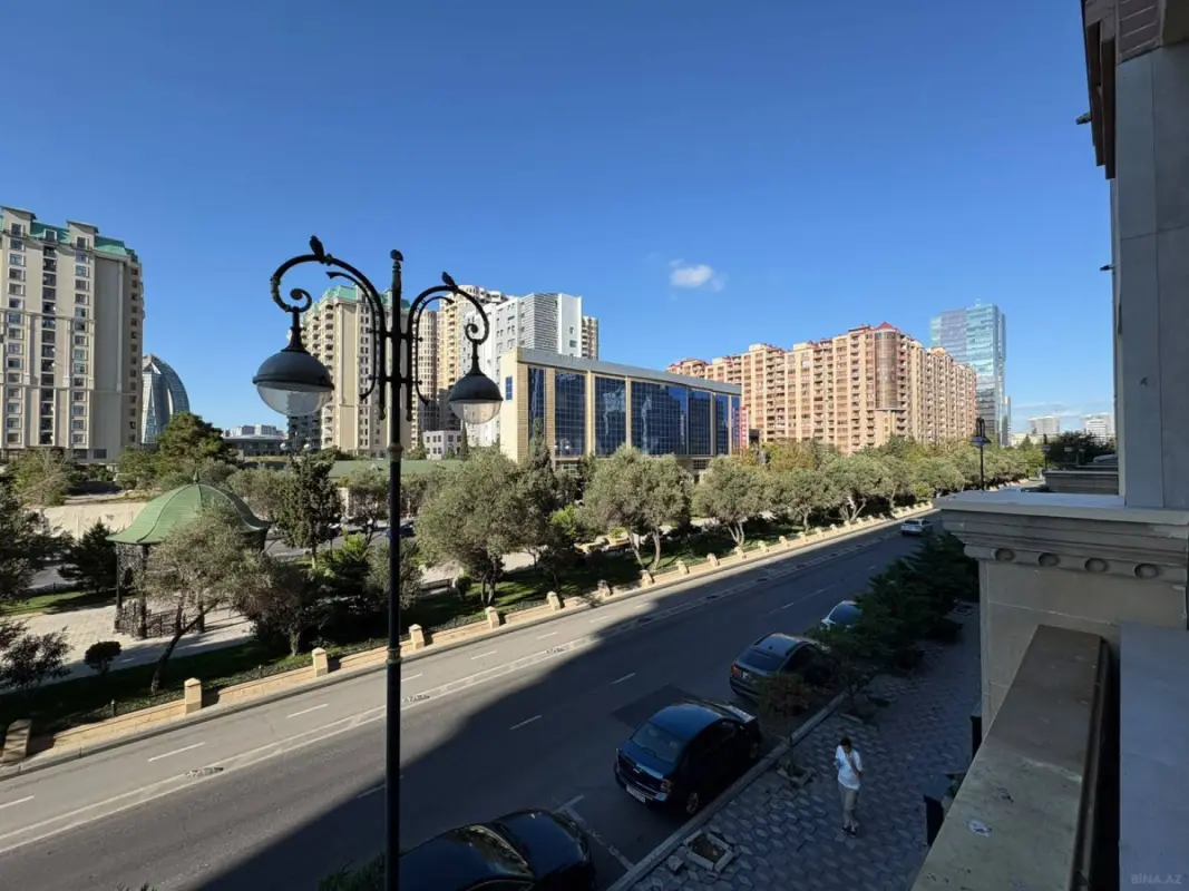 Satılır 4 otaqlı mənzil 180 m²