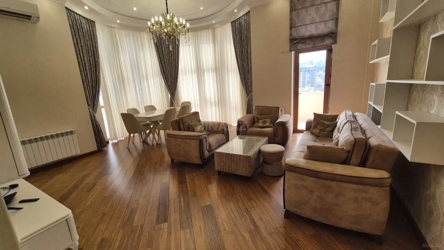 Satılır 4 otaqlı mənzil 242 m²