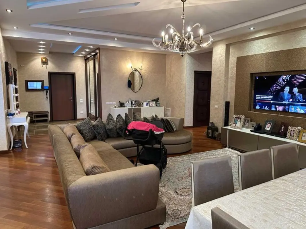 Satılır 4 otaqlı mənzil 180 m²