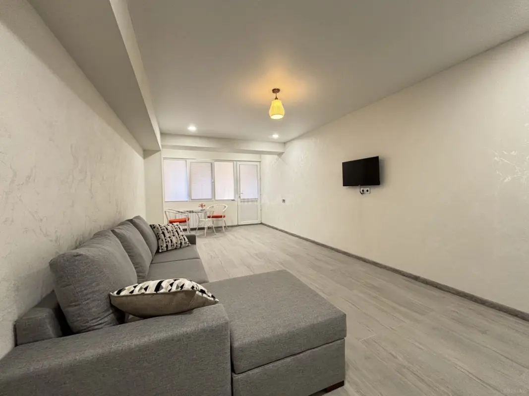 Kirayə verilir 2 otaqlı mənzil 90 m²