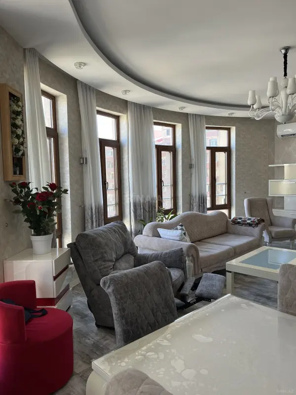 Satılır 4 otaqlı mənzil 156 m²