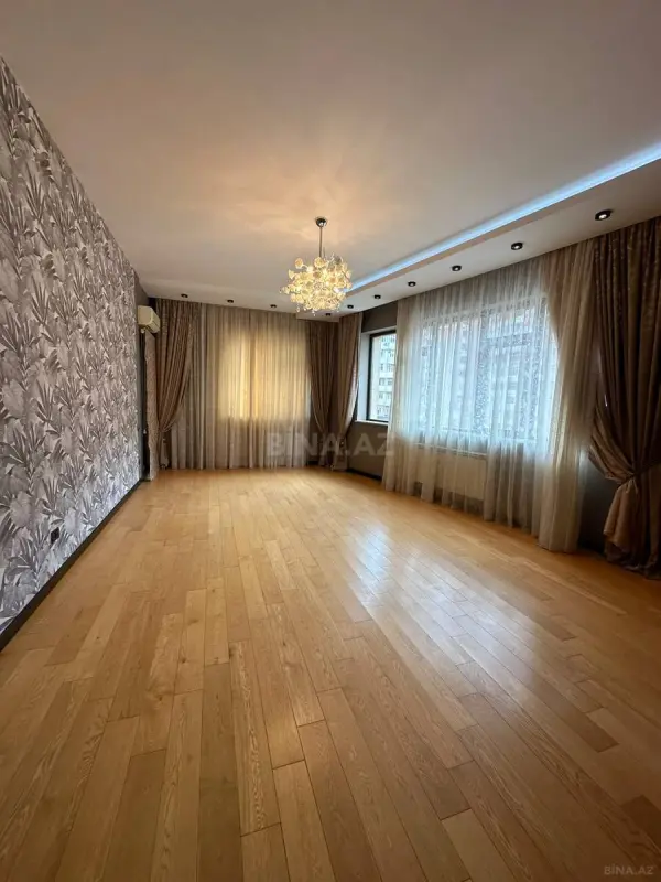Satılır 3 otaqlı mənzil 135 m²