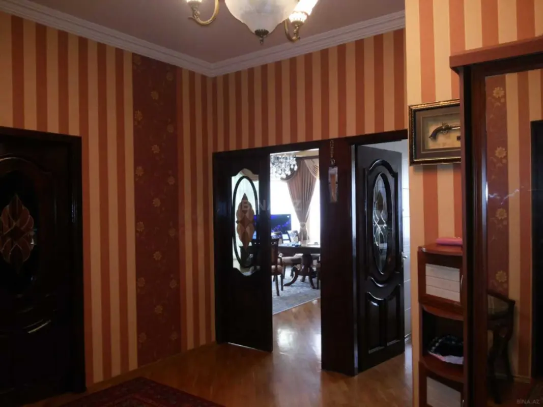 Satılır 4 otaqlı mənzil 175 m²