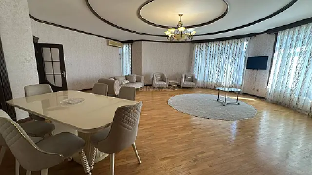 Kirayə verilir 5 otaqlı mənzil 240 m² — Bakı, Nizami 5 otaq 240.00 m²