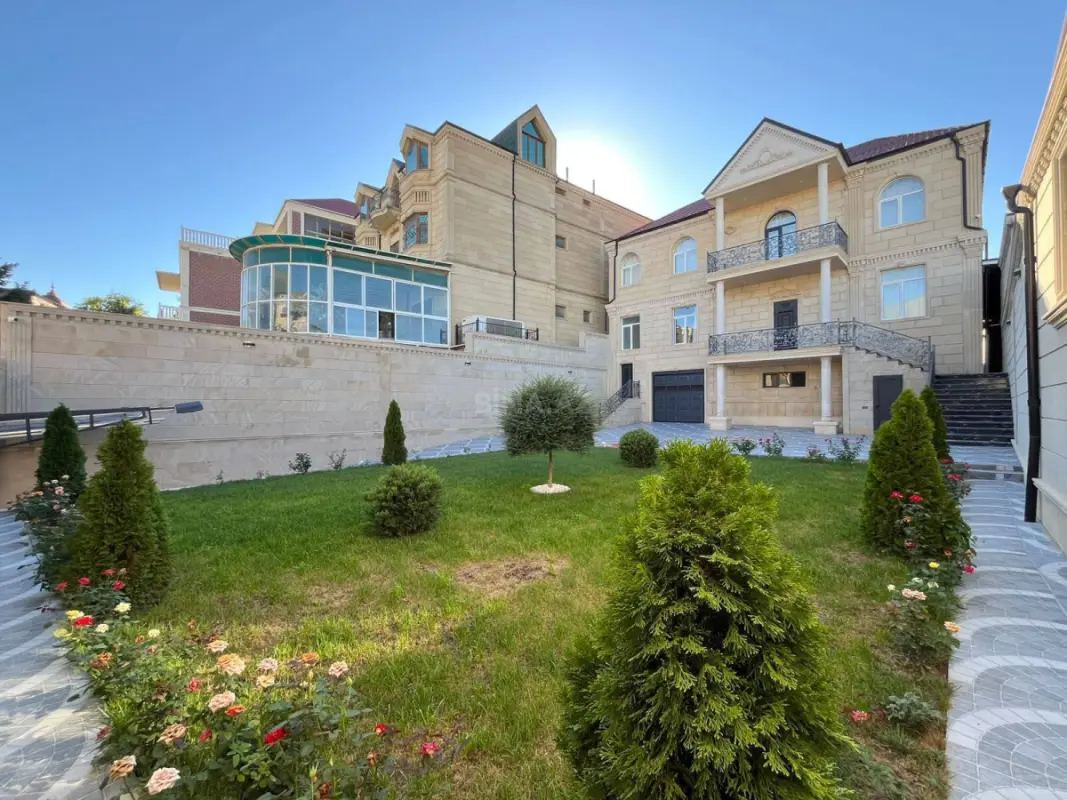 Satılır 8 otaqlı həyət evi 450 m²