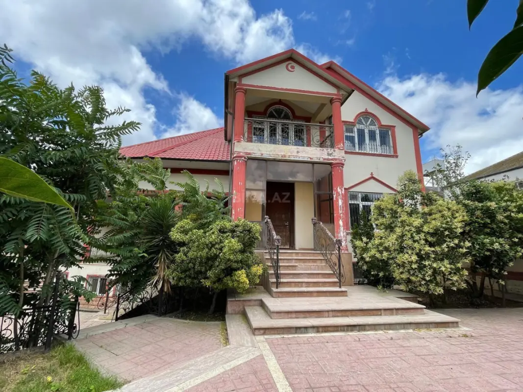 Satılır 10 otaqlı həyət evi 723.8 m²