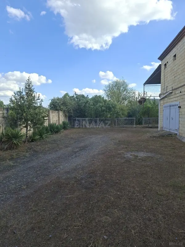 Satılır 8 otaqlı həyət evi 400 m²