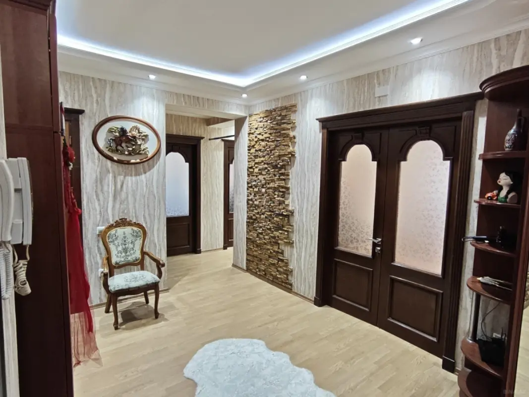 Satılır 3 otaqlı mənzil 122 m²