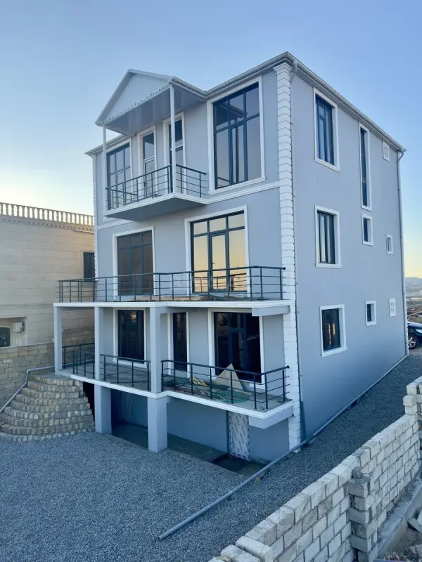 Satılır 10 otaqlı həyət evi 500 m²