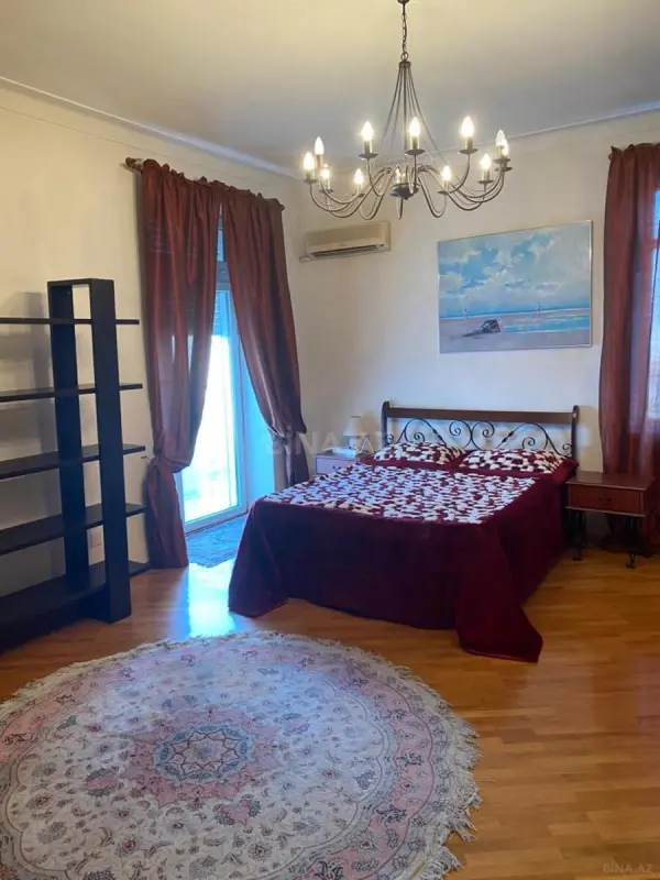 Satılır 4 otaqlı mənzil 180 m²
