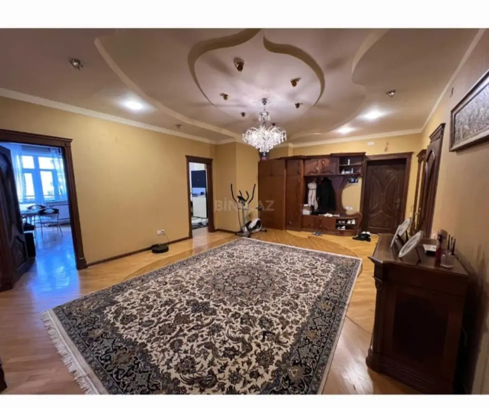 Kirayə verilir 4 otaqlı mənzil 200 m²