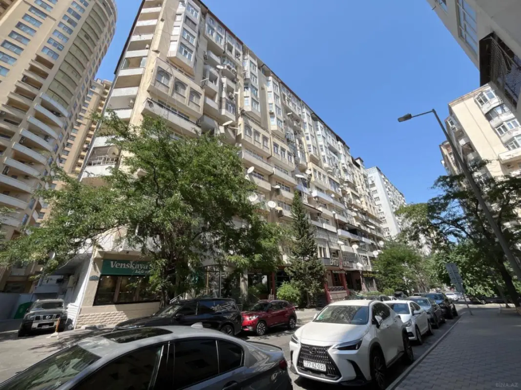 Satılır 4 otaqlı mənzil 200 m²