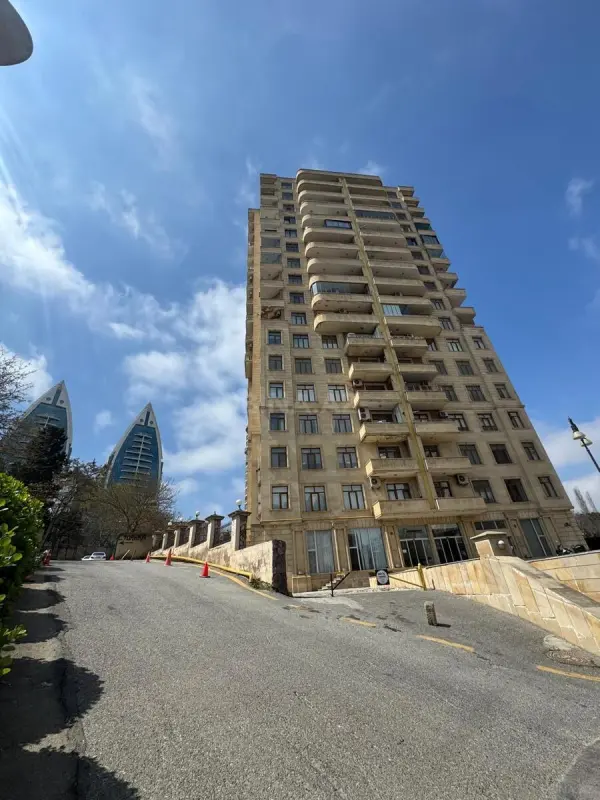Satılır 5 otaqlı mənzil 220 m²