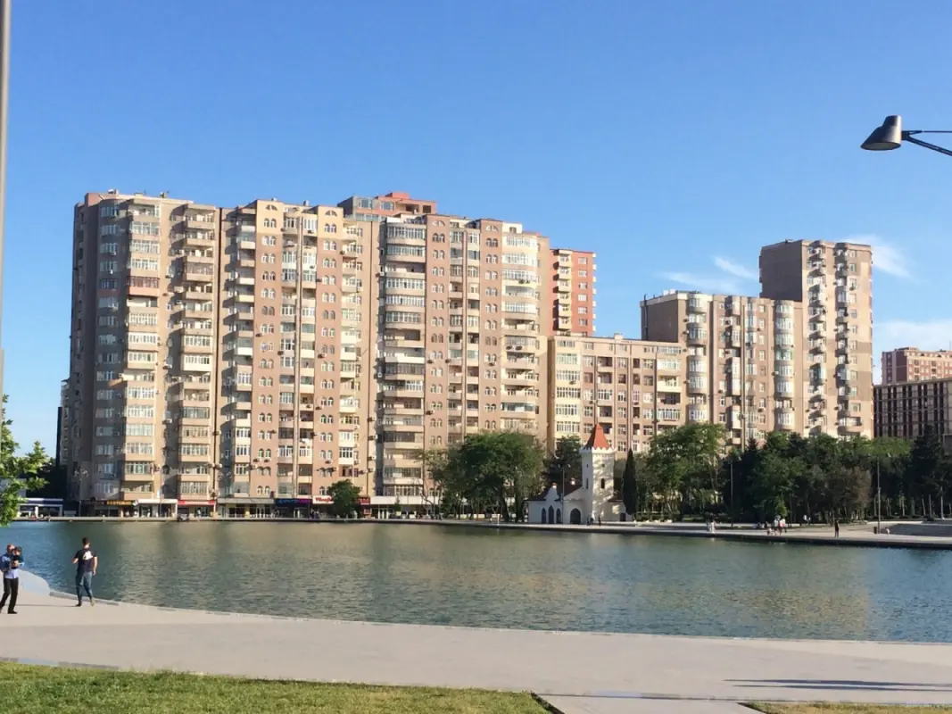 Satılır 5 otaqlı mənzil 245 m²
