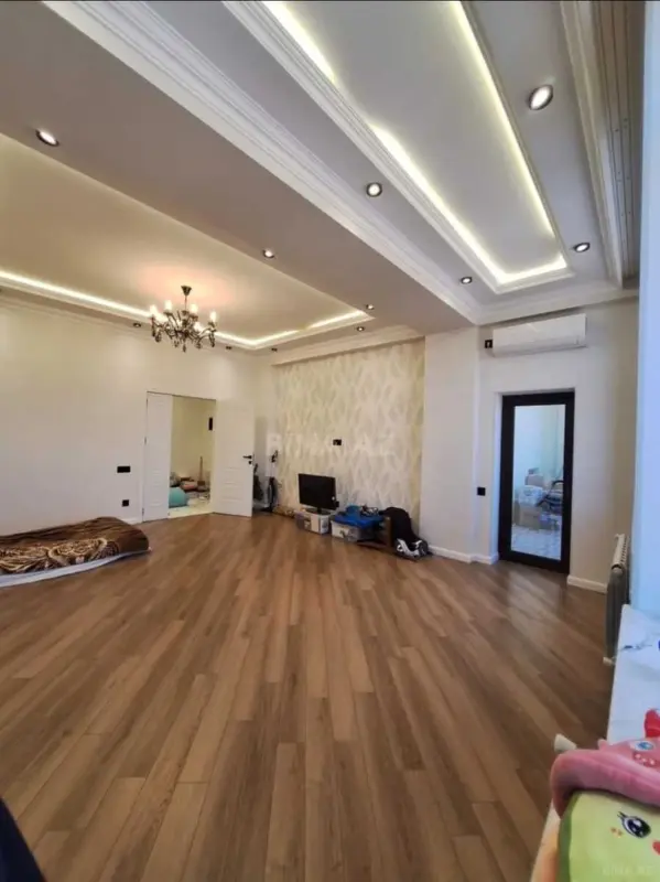 Satılır 4 otaqlı mənzil 143 m²