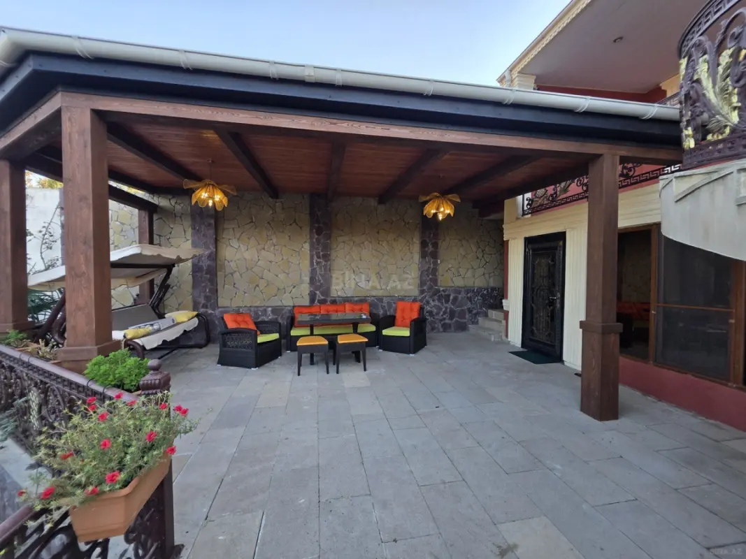 Satılır 10 otaqlı həyət evi 300 m²