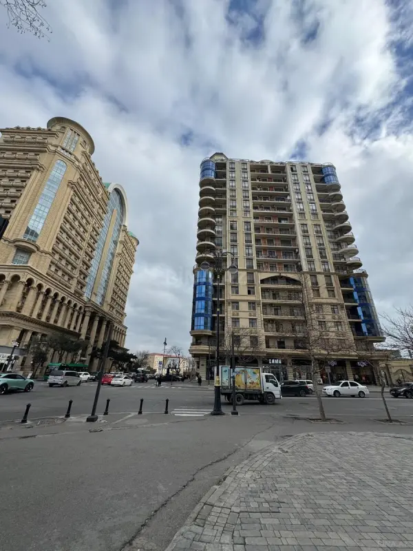 Satılır 3 otaqlı mənzil 172 m²