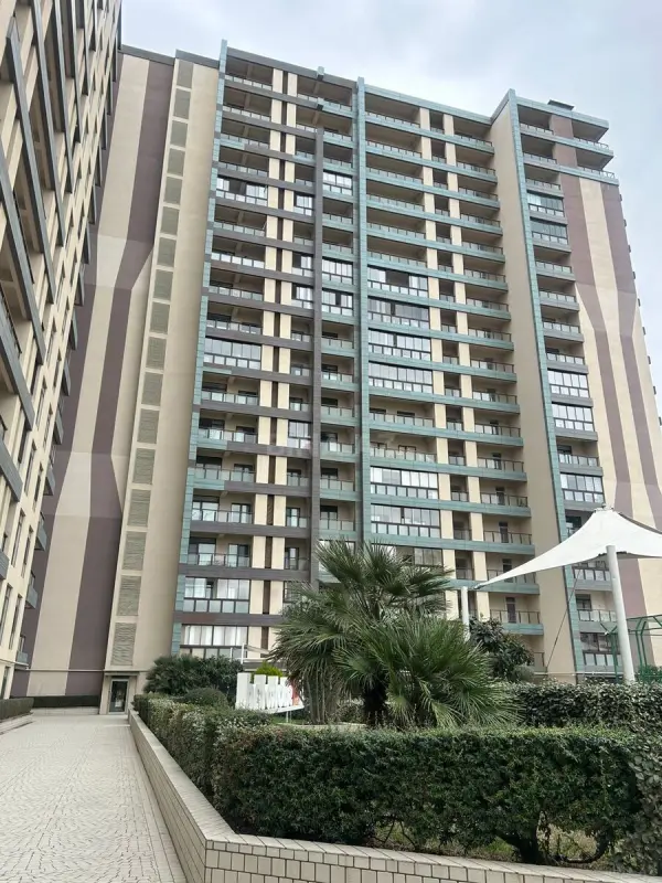Satılır 4 otaqlı mənzil 190 m²