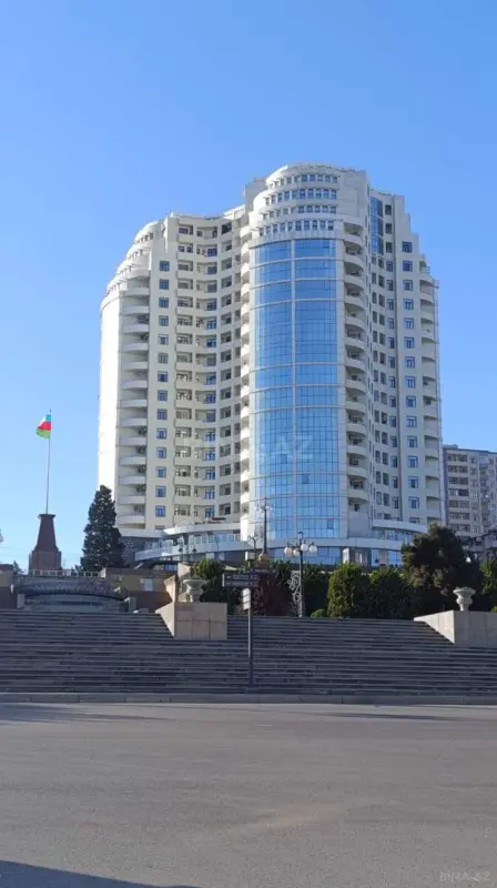 Satılır 4 otaqlı mənzil 220.5 m²