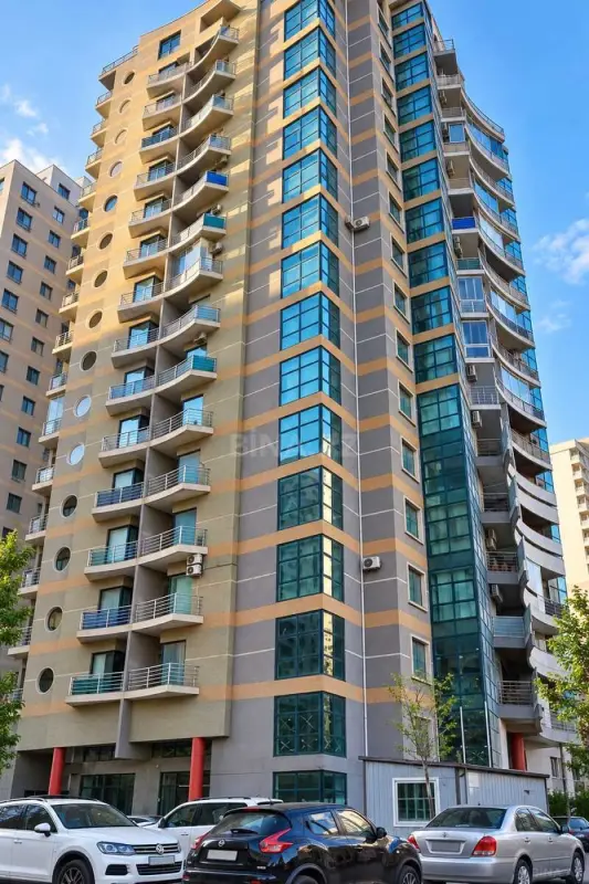 Satılır 4 otaqlı mənzil 205 m²