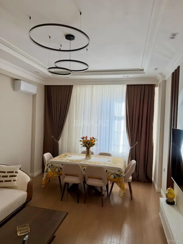 Kirayə verilir 2 otaqlı mənzil 90 m²