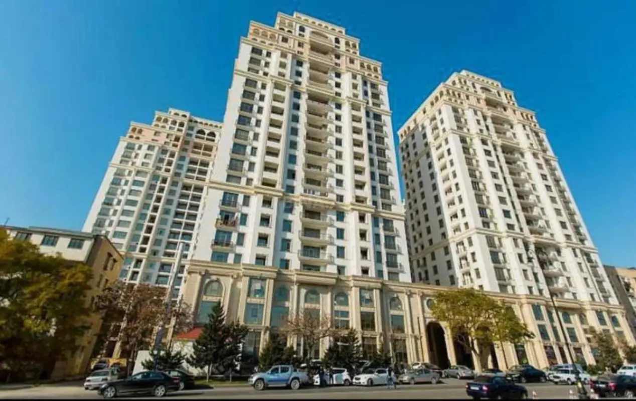 Satılır 3 otaqlı mənzil 130 m²