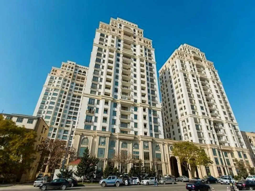 Satılır 3 otaqlı mənzil 130 m²
