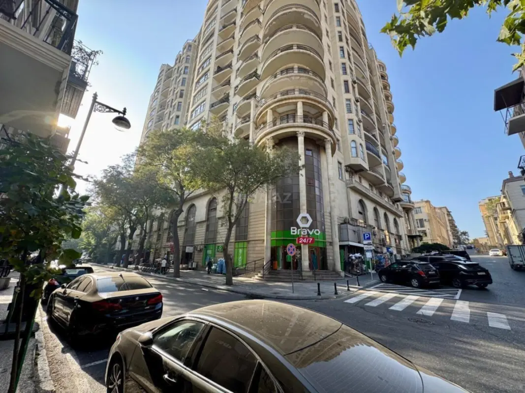 Satılır 4 otaqlı mənzil 210 m²
